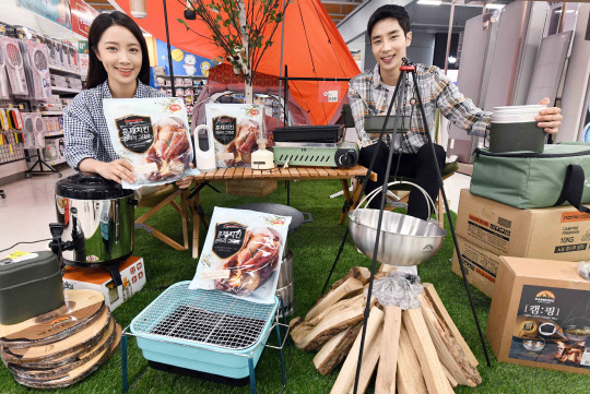 모델들이 25일 서울 등촌동 홈플러스 강서점에서 각종 나들이·캠핑용품을 선보이고 있다. 홈플러스 제공